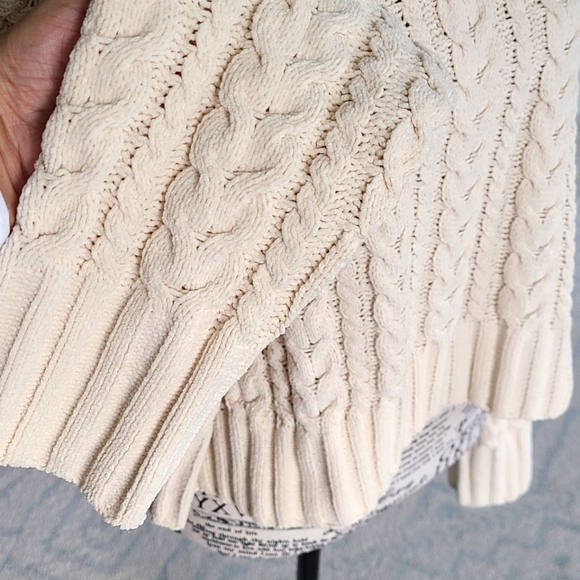 NWOT! Ivory Cable Knit Sweater Size XL - Picture 3 of 5